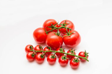 Beyaz arka planda izole edilmiş taze kırmızı domatesler