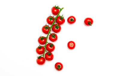 Beyaz arka planda izole edilmiş taze kırmızı domatesler