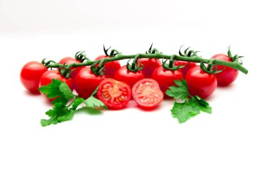 Beyaz arka planda izole edilmiş taze kırmızı domatesler