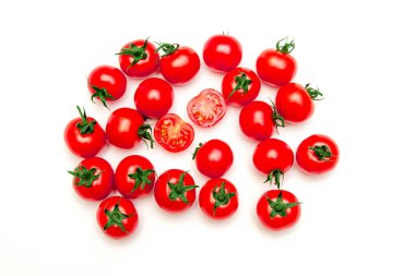 Beyaz arka planda izole edilmiş taze kırmızı domatesler
