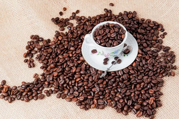 Yeşil Arka Planda Kahve Çekirdekleri — Stok fotoğraf