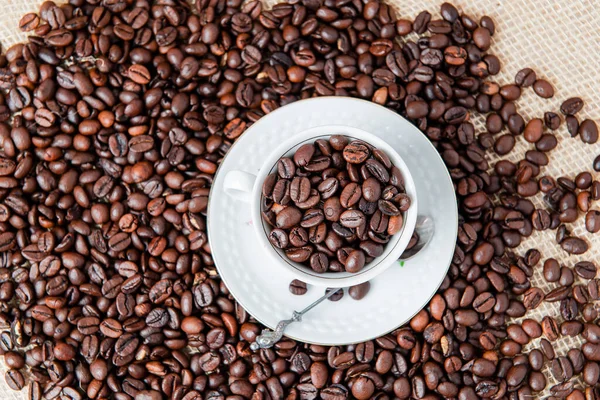 Yeşil Arka Planda Kahve Çekirdekleri — Stok fotoğraf