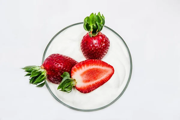 Świeże Truskawki Organiczne Izolowane Białym Tle — Zdjęcie stockowe