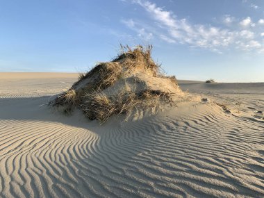 Beyaz kum tepeciği ve mavi gökyüzü