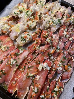 Yengeç eti pişirmeye hazır.