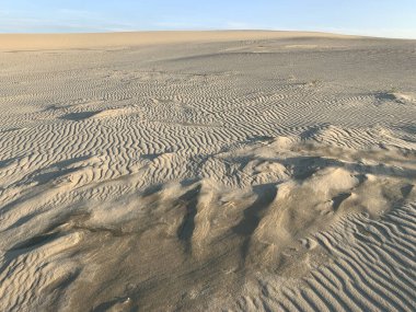 Beyaz kum tepeciği ve mavi gökyüzü