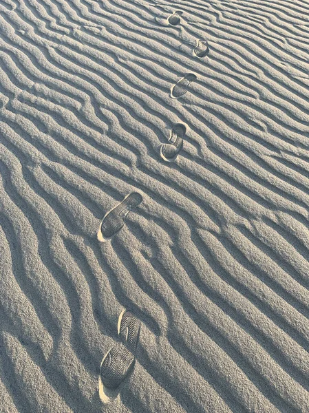 Pegadas em dunas de areia, vista superior . — Fotografia de Stock