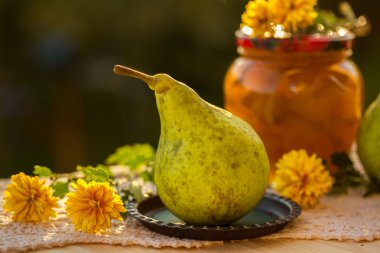 kavanoz ve doğası üzerine taze armut Armut Reçeli. Taze tatlı meyve del