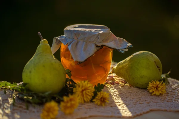 Грушеве варення в банці і свіжі груші на природі. Свіжі солодкі фрукти дель — стокове фото