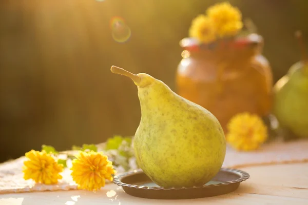 Engarrafamento de pêra em jarra e pêras frescas na natureza. Fruta doce fresca del — Fotografia de Stock