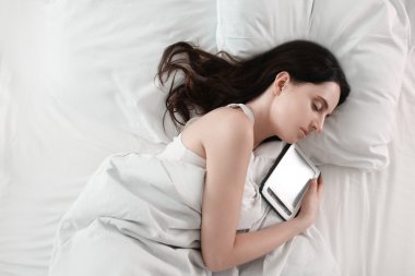 Genç kız o sabah, sonra h uyku yatakta yalan