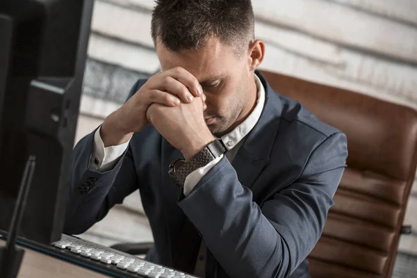 Uomo d'affari stanco sul posto di lavoro in ufficio tenendo la testa su ha — Foto Stock