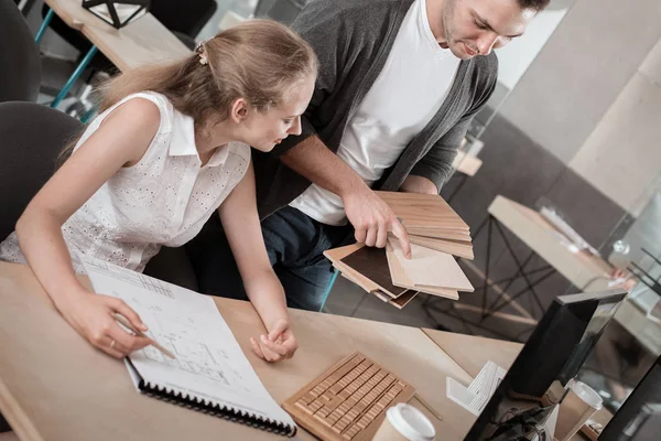 Designer moderni architetti uomo e donna in piedi di fronte c — Foto Stock