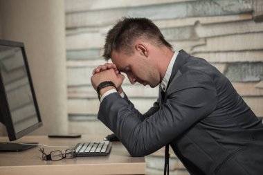 İşyerinde kafasının üzerinde elele Office yorgun iş adamı. Sabahın erken saatlerinde gece yarısı işten sonra uykulu işçi. Overworking, yapım hata, stres, fesih veya depresyon kavramı