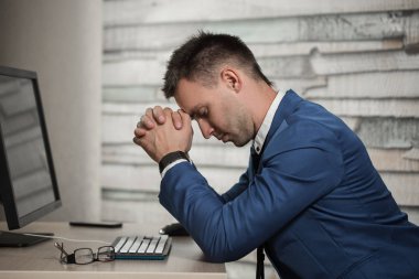 İşyerinde kafasının üzerinde elele Office yorgun iş adamı. Sabahın erken saatlerinde gece yarısı işten sonra uykulu işçi. Overworking, yapım hata, stres, fesih veya depresyon kavramı