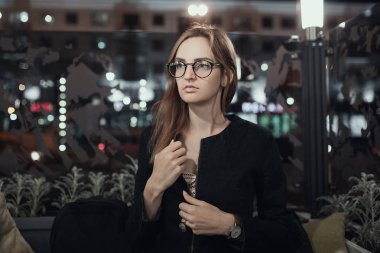 Kafe veya bar güzel esmer kız portresi. Boş zaman tatil kavramı. Çok gülümseyen çekici genç kadın gözlük