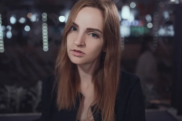 Retrato de menina bonita morena no café ou bar. Conceito de férias de lazer. Muito sorrindo atraente jovem mulher em óculos — Fotografia de Stock