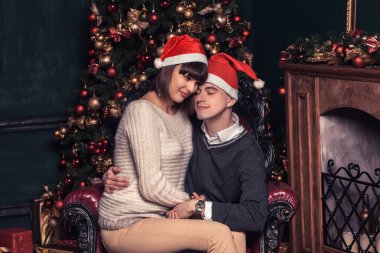 Yeni yıl arifesinde iki aşık portresi. Noel stüdyo çekimi. Erkek ve kadın aşık. Tatil kavramı. Parti zamanı