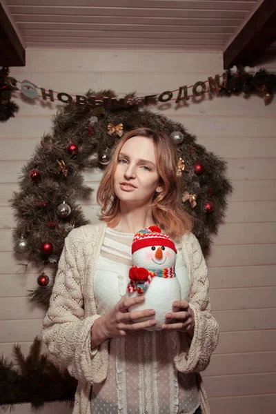 Nouvel An jeune fille avec humeur de vacances à l'intérieur de Noël avec arbre et jouets décoratifs drôles. Beau portrait de femme en pull et décor dans les bras. Copier l'espace libre pour le texte. Tendance 2017 — Photo