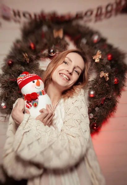 Nyttårsjente med julestemning i juletre og morsomme dekorative leker. Vakkert dameportrett i genser og våpendekorasjon. Kopier plass til tekst. 2017 trend – stockfoto