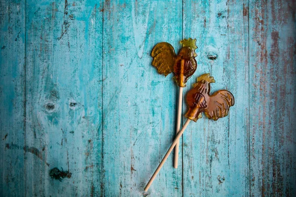 Zestaw ozdobny shugar sweet bonbons cukru kogut na drewniane niebieskie tło — Zdjęcie stockowe