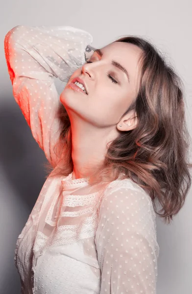Retrato de estudio de chica increíble con luz de color rojo . — Foto de Stock
