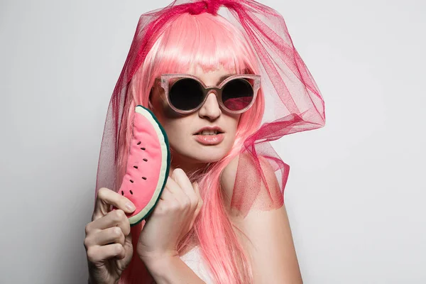 Estúdio retrato de moda de menina incrível com cor de cabelo rosa e isolado no fundo branco com melancia de brinquedo. Moderna beleza fotos stock — Fotografia de Stock