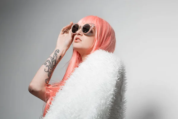 Estúdio retrato de moda de menina incrível com cor de cabelo rosa e isolado no fundo branco com melancia de brinquedo. Moderna beleza fotos stock — Fotografia de Stock