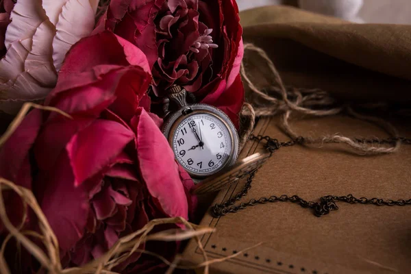 Nota de papel artesanal con taza de té, flores, peonías, viejo reloj vintage. Fondo retro . — Foto de Stock