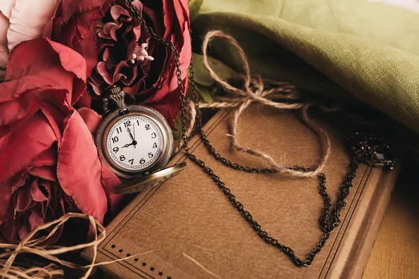 Nota di carta artigianale con tazza di tè, fiori, peonie, vecchio orologio d'epoca. Fondo retrò . — Foto Stock