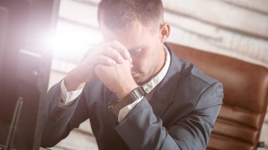 İşyerinde kafasının üzerinde elele Office yorgun iş adamı. Sabahın erken saatlerinde gece yarısı işten sonra uykulu işçi.