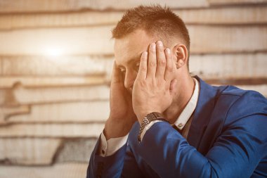 İşyerinde kafasının üzerinde elele Office yorgun iş adamı. Sabahın erken saatlerinde gece yarısı işten sonra uykulu işçi. Overworking, yapım hata, stres, fesih veya depresyon kavramı