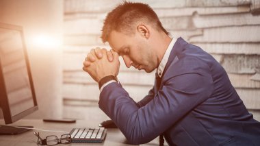 İşyerinde kafasının üzerinde elele Office yorgun iş adamı. Sabahın erken saatlerinde gece yarısı işten sonra uykulu işçi. Overworking, yapım hata, stres, fesih veya depresyon kavramı