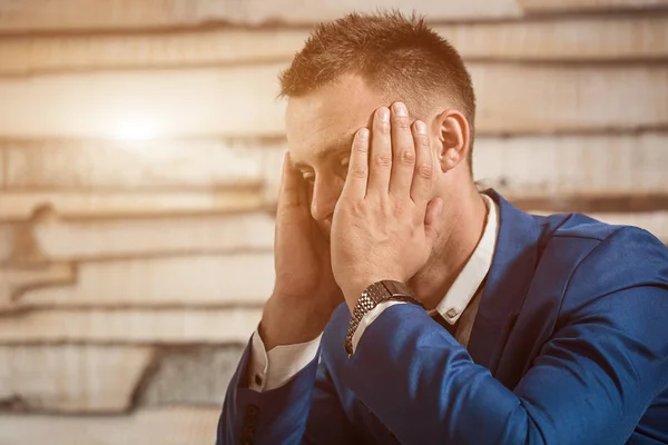 Cansado homem de negócios no local de trabalho no escritório segurando a cabeça nas mãos. Trabalhador sonolento no início da manhã após o trabalho noturno. Excesso de trabalho, cometer erros, estresse, terminação ou depressão conceito — Fotografia de Stock