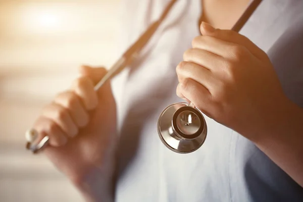 Fonendoscópio no braço do médico — Fotografia de Stock