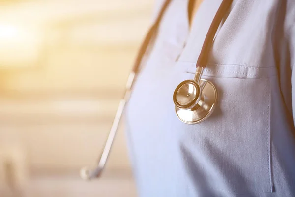 Fonendoscópio no braço do médico — Fotografia de Stock