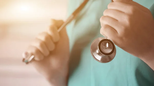 Fonendoscópio no braço do médico — Fotografia de Stock