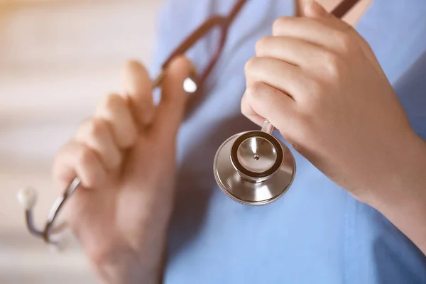 Fonendoscópio no braço do médico — Fotografia de Stock