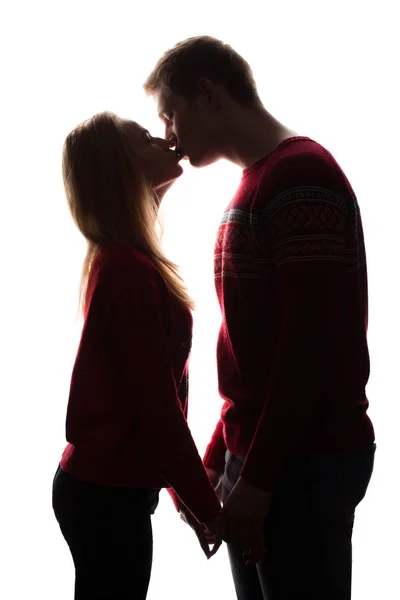 Pasangan muda berciuman terisolasi di latar belakang putih. Hari St. Valentine. 14 februrary. Cinta dalam sekejap. Konsep siluet — Stok Foto