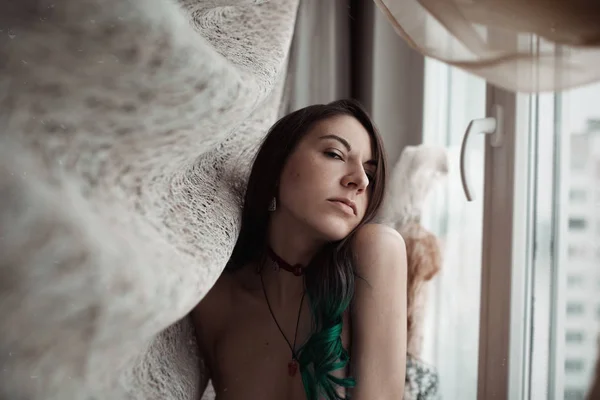 Az ablak egy meztelen lány portréja — Stock Fotó