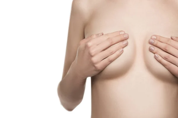 Peito feminino nu. Mulher adulta caucasiana jovem examinando seu peito para caroços ou sinais de câncer de mama — Fotografia de Stock