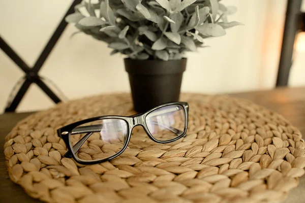 스 칸디 나 비아 스타일에서 다락방 인테리어에 고리 버들 세공 서 블랙 세련 된 안경 — 스톡 사진