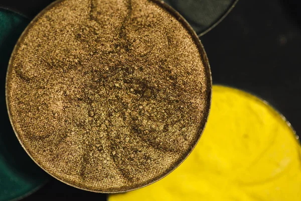 Tavolozza di ombre per trucco con paillettes e glitter. Oro, colori marroni — Foto Stock