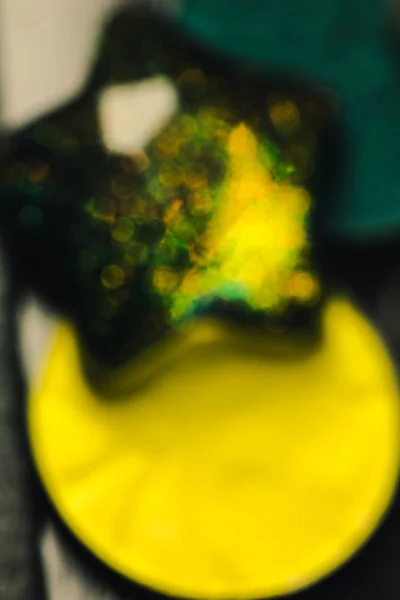 Estrella y Paleta de sombras para maquillaje con lentejuelas y purpurina. verde, amarillo, negro —  Fotos de Stock
