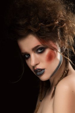 parlak makyaj kız. Seksi güzel kadın model kırmızı gümüş makyaj ve romantik saç modeli ile portresi. parlak parlak moda vurgulayıcı cilt, seksi parlak dudaklar ve karanlık kaşları