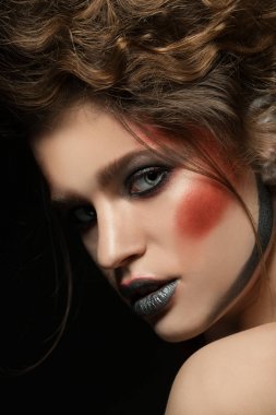 parlak makyaj kız. Seksi güzel kadın model kırmızı gümüş makyaj ve romantik saç modeli ile portresi. parlak parlak moda vurgulayıcı cilt, seksi parlak dudaklar ve karanlık kaşları