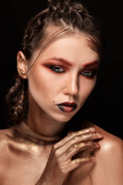 parlak makyaj kız. Kırmızı altın makyaj ve romantik saç modeli güzel kadın model Glamour portresi. parlak parlak moda vurgulayıcı cilt, seksi parlak dudaklar ve karanlık kaşları