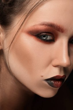 parlak makyaj kız. Kırmızı altın makyaj ve romantik saç modeli güzel kadın model Glamour portresi. parlak parlak moda vurgulayıcı cilt, seksi parlak dudaklar ve karanlık kaşları