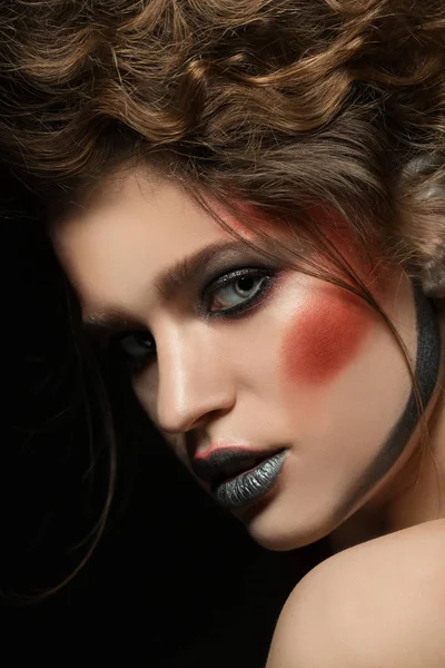 Dívka s světlé make-upu. Glamour portrét modelu krásná žena s červeným stříbrné make-upu a romantický účes. lesklé geniální módní zvýrazňovač na kůži, sexy lesk rtů a tmavé obočí — Stock fotografie