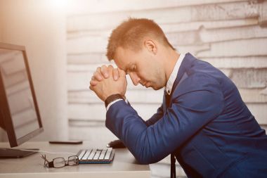 İşyerinde kafasının üzerinde elele Office yorgun iş adamı. Sabahın erken saatlerinde gece yarısı işten sonra uykulu işçi. Overworking, yapım hata, stres, fesih veya depresyon kavramı